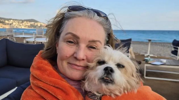 Natalie Lynch junto a su perro