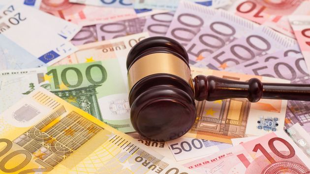 Mazo de juez sobre billetes de euro