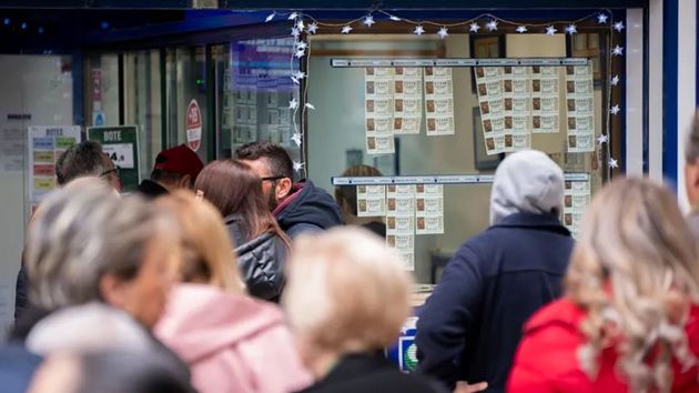 Eligiendo un décimo de la Lotería de Navidad