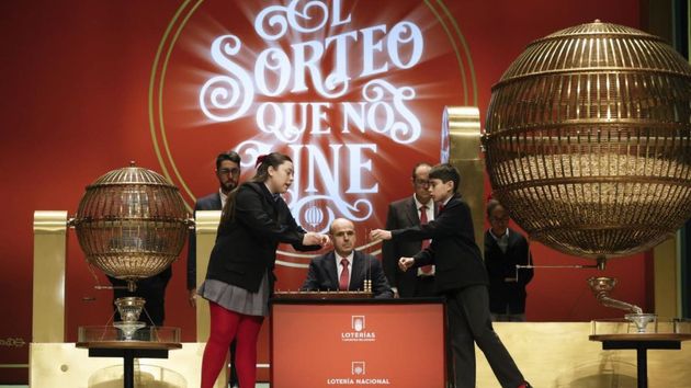 Niños de San Ildefonso, colocando las bolas premiadas en el alambre