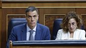 El presidente del Gobierno, Pedro Sánchez y la ministra de Hacienda, María Jesús Montero