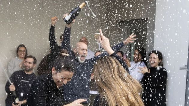 Empleadas de Bimba y Lola celebran el segundo premio de la Lotería de Navidad 2025