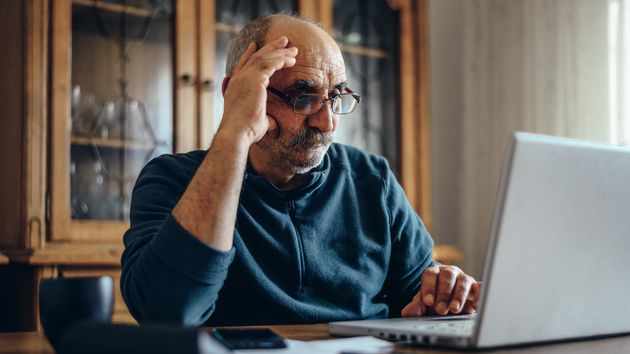 Un hombre mayor frente al ordenador