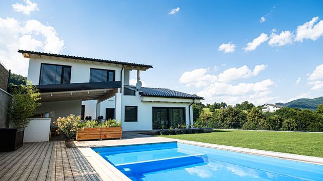 Una casa con jardín y piscina 