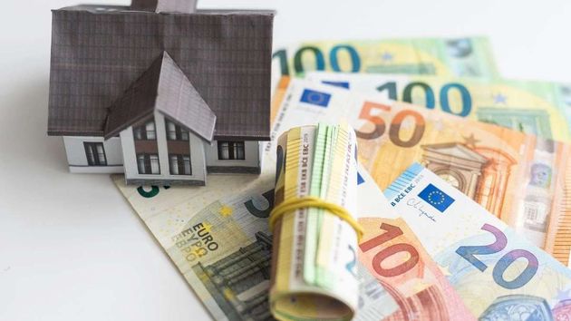 La figura de una casa sobre billetes de euro 