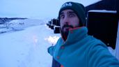 El periodista en Islandia rodeado de nieve