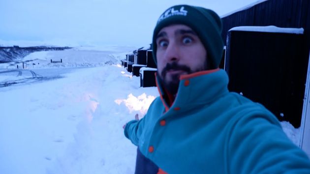El periodista en Islandia rodeado de nieve