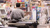 un cajero de supermercado trabajando