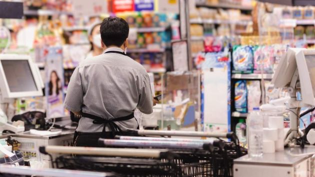 un cajero de supermercado trabajando