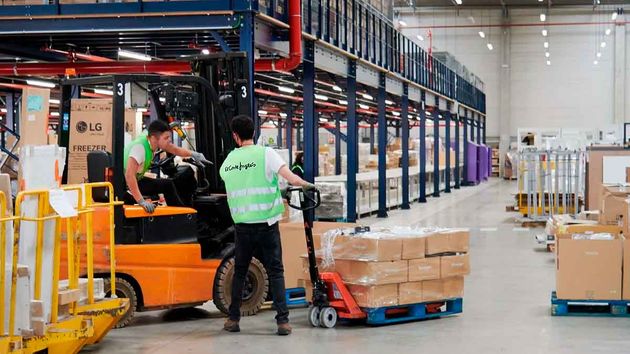 trabajadores en un almacén logístico