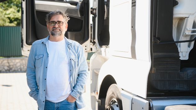 un conductor con su camión