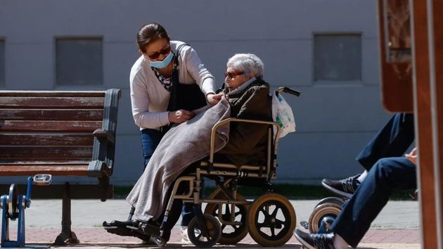 Una empleada de hogar cuidando de una anciana
