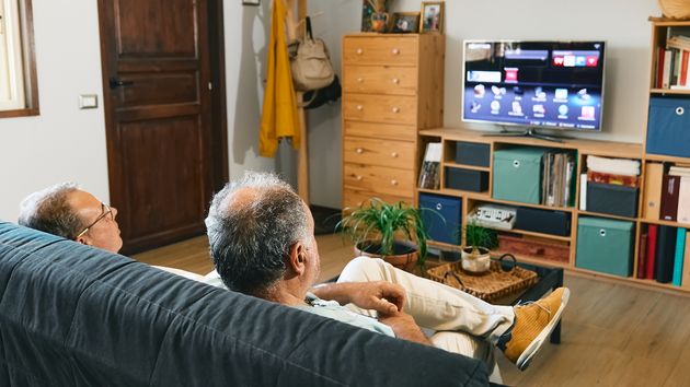 dos personas viendo la televisión