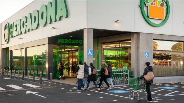 Personas entrando en un supermercado Mercadona