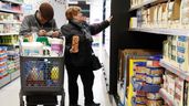 Una pareja comprando en un supermercado