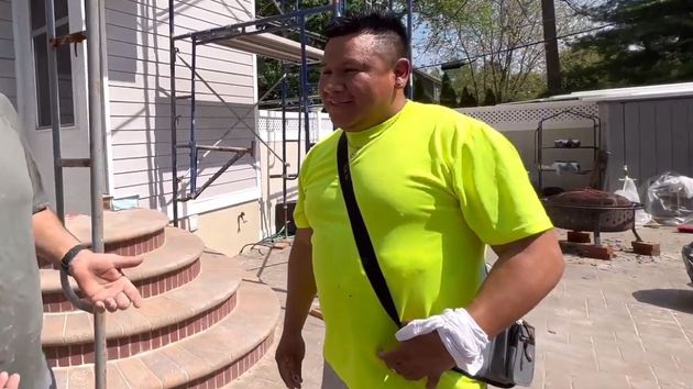 el albañil colombiano delante de unos andamios