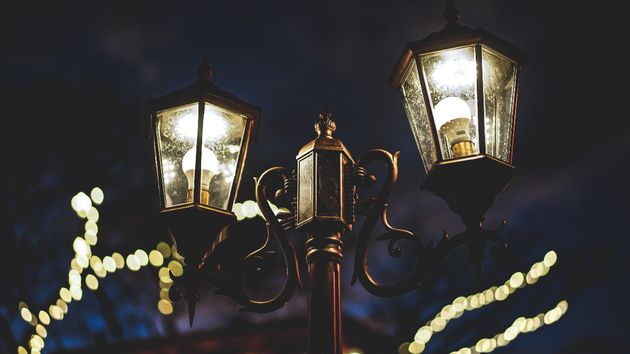 Farolas iluminadas por la noche.