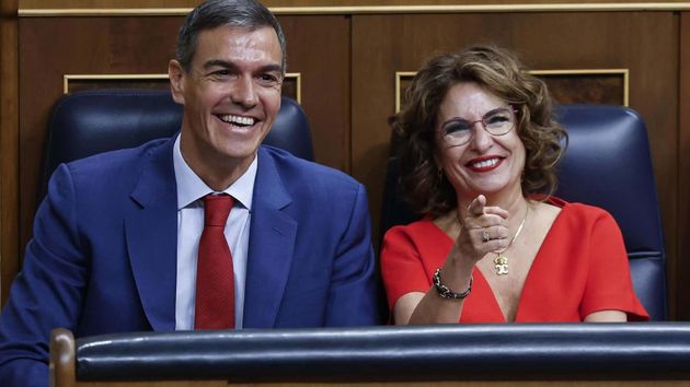 El presidente del gobierno, Pedro Sánchez con la vicepresidenta primera, María Jesús Montero, en el Congreso