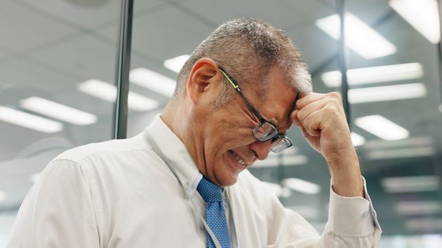 Hombre estresado por su sobrecarga laboral