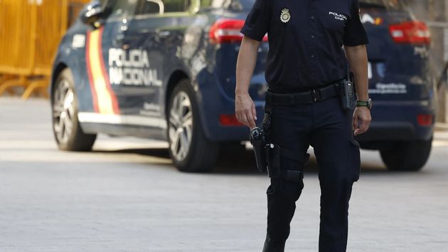 un policía nacional en la calle