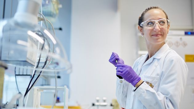 Una investigadora trabajando