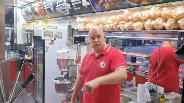 Juan Alpuente en su churreria