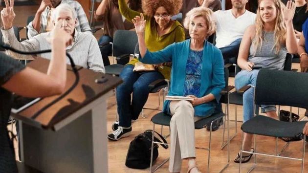 Una reunión de una comunidad de vecinos