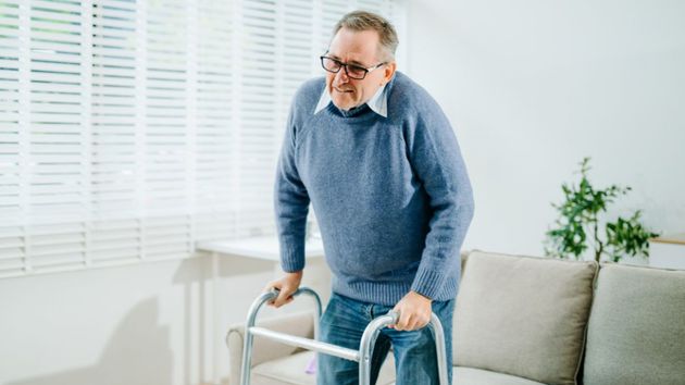 Un hombre con andador