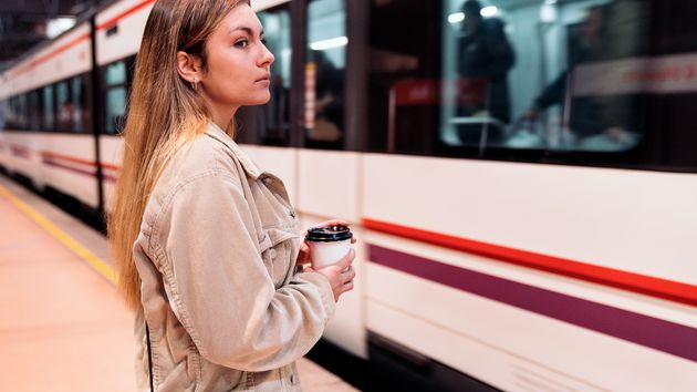 Una joven esperando el Cercanías