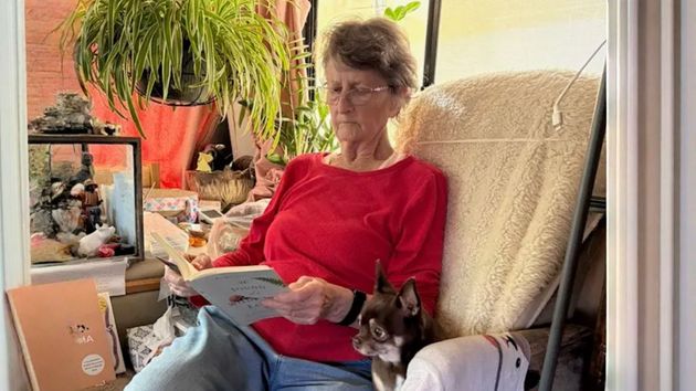 La jubilada junto a uno de sus perros