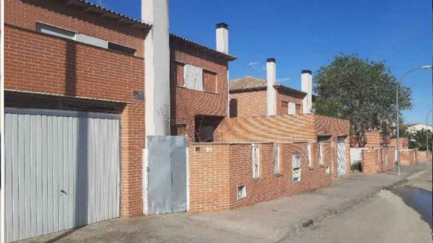 Fachada de un chalet en venta de Unicaja 