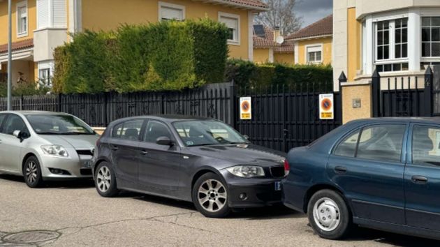 un coche aparcado en una cochera con vado