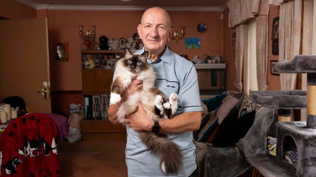 Bill Howell en su casa con su gato