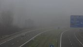 una carretera española con niebla