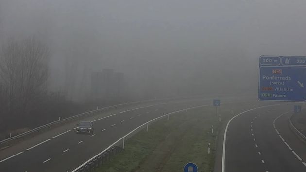 una carretera española con niebla