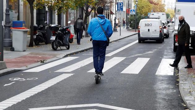 Una persona circulando con un patinete 