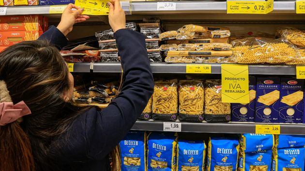Mujer comprando en el supermercado