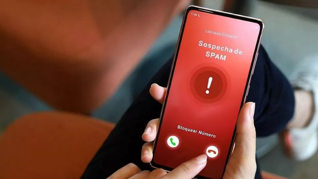 Un teléfono móvil recibiendo una llamada spam
