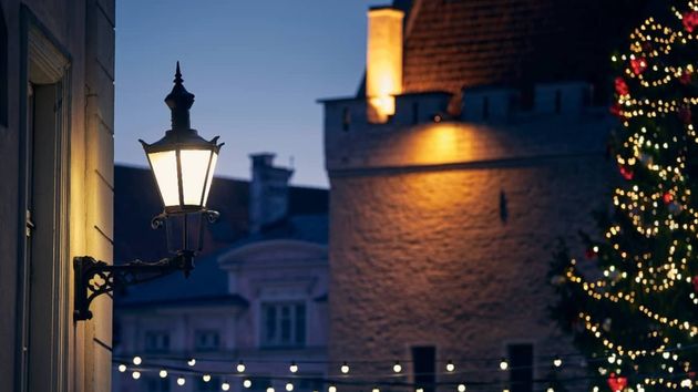 Farola con las luces de Navidad