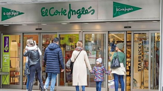 Personas entrando a una tienda de 'El Corte Inglés'