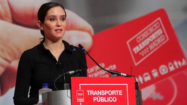 ayuso en el atril de transporte público hablando