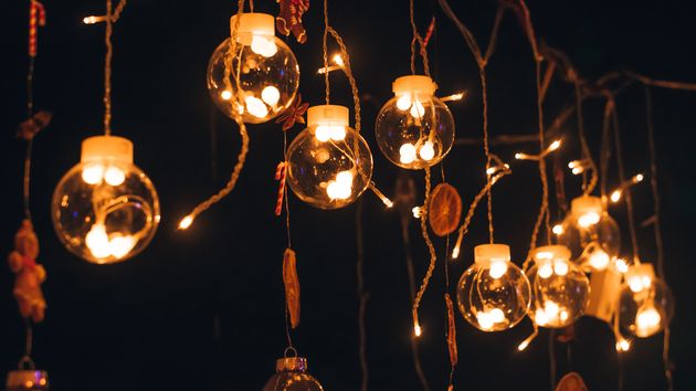 unas bombillas y luces de navidad encendidas de noche