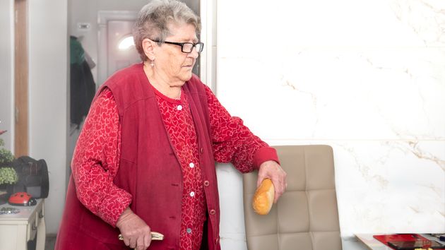 una mujer mayor anónima