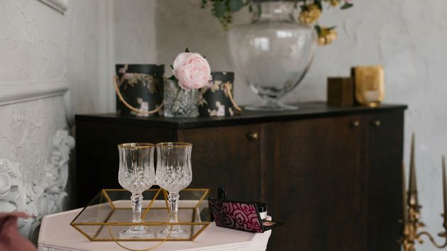 Copas y un jarrón en el salón de una vivienda 