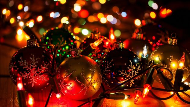 Bolas de Navidad con guirnalda de luces