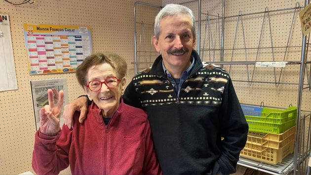 Madre e hijo en la panadería