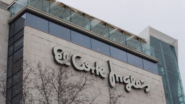 Un empleado que llevaba casi 36 años en El Corte Inglés es despedido por poner descuentos excesivos: deben pagarle 171.587,37 euros de indemnización o readmitirle