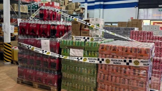 paquetes de bebidas y refrescos en el almacén precintados