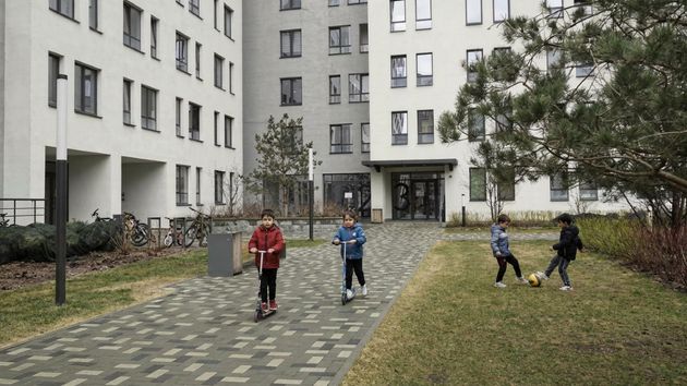 Niños jugando en el patio de la comunidad de vecinos 