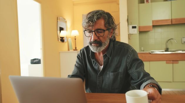 Un hombre con el ordenador en casa